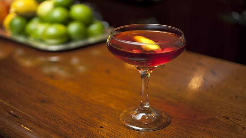 cach-lam-cocktail-manhattan-ngot-ngao-co-dien-cuon-hut-202207271456087442