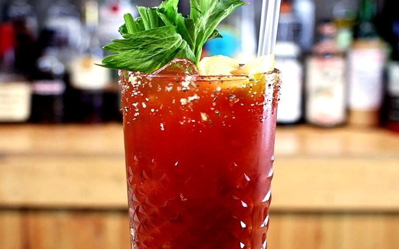 cach-lam-bloody-mary-cocktail-dam-mau-do-ruc-day-hap-dan-202204100033112263