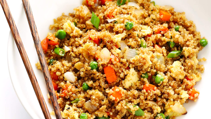 lam-ngay-mon-com-rang-quinoa-diem-mach-sieu-hap-dan-chang-so-tang-can-202107221426595506