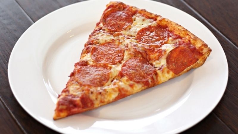 vi-sao-banh-pizza-hinh-tron-nhung-lai-dung-trong-hop-hinh-vuong-202111150646536853