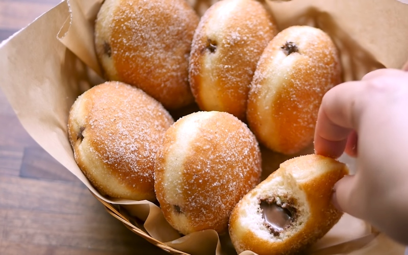 cach-lam-donut-chien-nhan-socola-nutella-be-nha-thich-me-202302041135313568