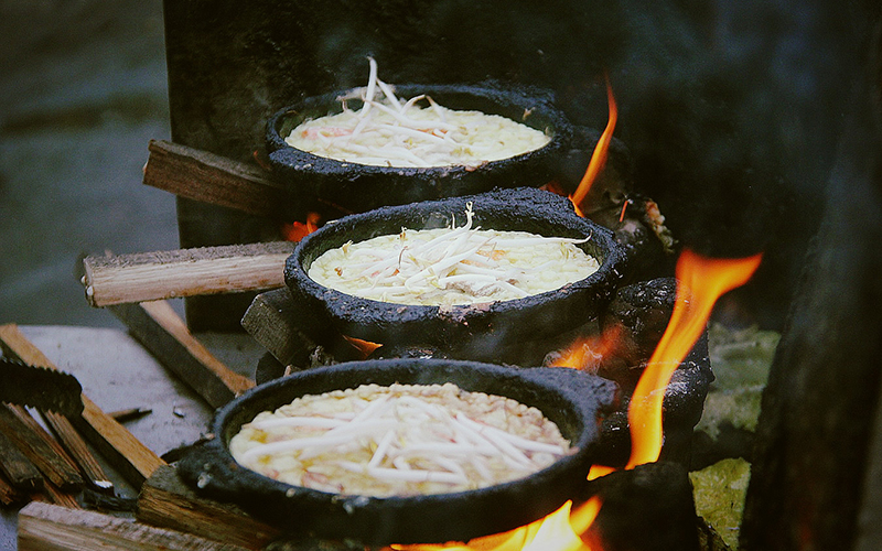 khac-nhau-giua-banh-xeo-mien-nam-va-banh-xeo-mien-trung-201908291347101451